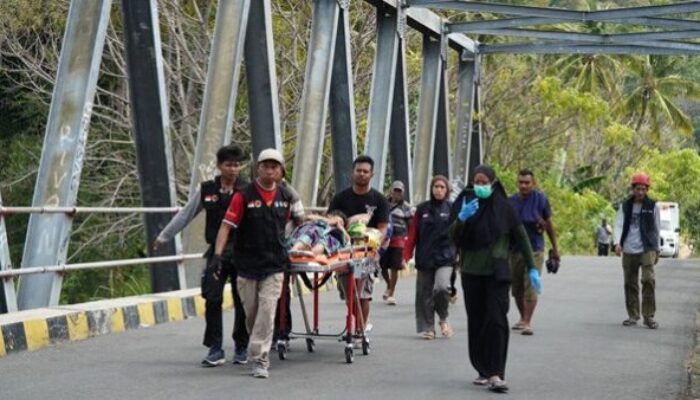 Sejumlah Akses Masih Sulit Terhubung, Jembatan hingga Jalan Retak Dompet Dhuafa Evakuasi Ibu Hamil