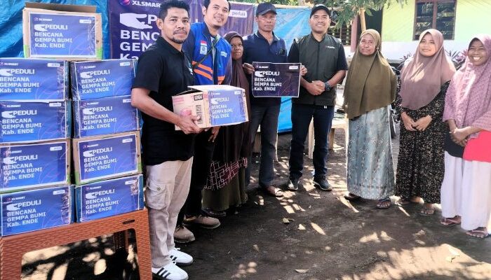 XLSMART Salurkan Bantuan Kebutuhan Pokok dan Akses Komunikasi bagi Korban Bencana di NTT
