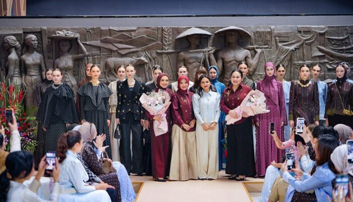 Merayakan Keindahan Songket Indonesia, Buttonscarves dan Sarinah Luncurkan Kolaborasi Istimewa