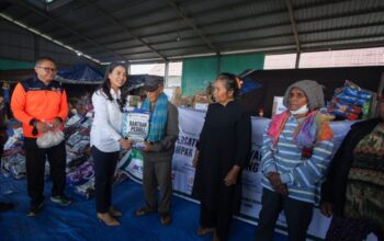 Forum TJSLBU Karo Salurkan Bantuan ke Pengungsi Sinabung