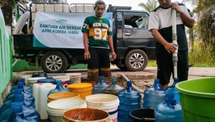 APHI Jambi Bagikan Air Bersih untuk Warga Rawa Pudak Terdampak Kemarau