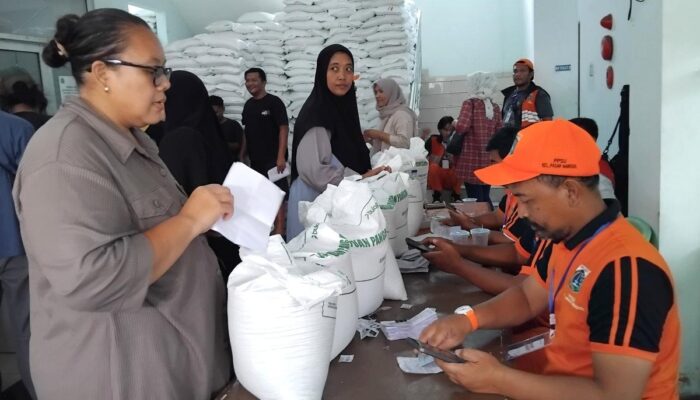 Bantuan Beras 6.531 KK di Pasar Manggis Didistribusikan