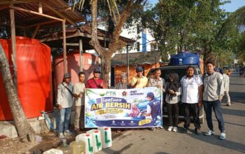 Bantu Atasi Krisis Air, PT PTK Bersama PWI Kotabaru Salurkan Bantuan Air Bersih