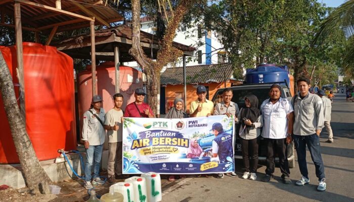 Bantu Atasi Krisis Air, PT PTK Bersama PWI Kotabaru Salurkan Bantuan Air Bersih