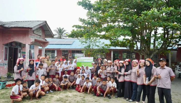 Pertamina NRE Bawa PLTS, Air Bersih Melalui Sekolah Energi Berdikari