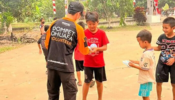 Dampak Karhutla Semakin Memburuk Kualitas Udara, Dompet Dhuafa Gencar Bagikan Masker