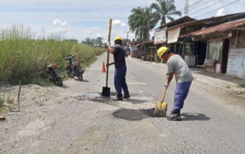 Memperkuat Akses Warga, PT Socfindo Seumayam Perbaiki Jalan Alue Bilie–Seuneam