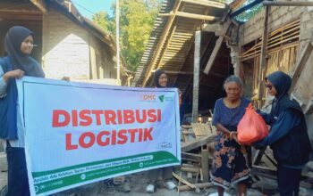 Tempuh Jalur Laut, Dompet Dhuafa Salurkan Bantuan Sembako Bagi Penyintas Gempa di Pulau Palue