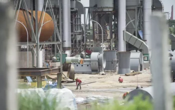 Industri Tumbuh, Kemiskinan Tak Kunjung Surut