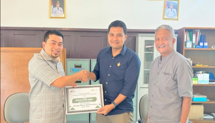 PTPN I Regional 7 Salurkan Bantuan TJSL untuk Masjid Baiturrohim Kopri Raya