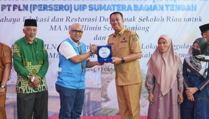 PLN Salurkan TJSL untuk Pendidikan dan UMKM di Meranti, Wabup: Listrik Andal Kunci Investasi