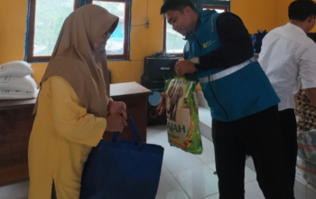 Peringati HUT ke-31, PLN IP UBP Sanggau Bagikan Sembako di Sungai Batu