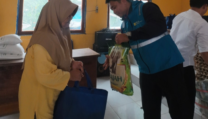 Peringati HUT ke-31, PLN IP UBP Sanggau Bagikan Sembako di Sungai Batu
