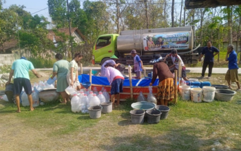 BPBD Grobogan Bersama PT Podo Rukun dan Pramuka Salurkan 48.000 Liter Bantuan Air Bersih