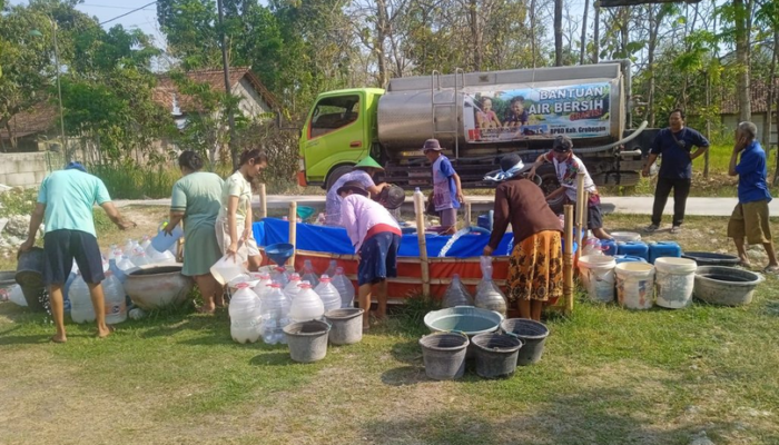 BPBD Grobogan Bersama PT Podo Rukun dan Pramuka Salurkan 48.000 Liter Bantuan Air Bersih