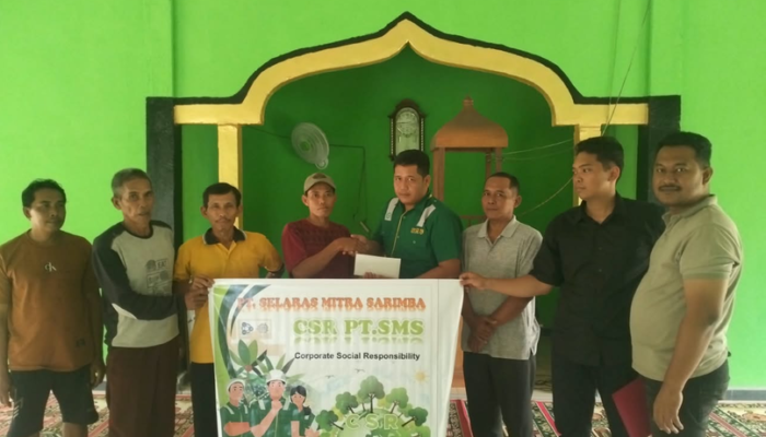 PT SMS Salurkan Bantuan CSR untuk Finishing Kubah Masjid Nurul Falah di Desa Giri Purno