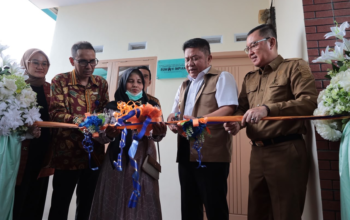 Gubernur Herman Deru Serahkan Bantuan Rumah Layak Huni Program TJSL PT Angkasa Pura Indonesia di Sukarame Palembang