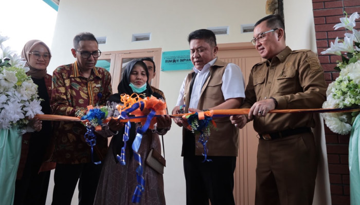 Gubernur Herman Deru Serahkan Bantuan Rumah Layak Huni Program TJSL PT Angkasa Pura Indonesia di Sukarame Palembang