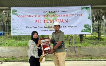 PT Tumpuan Salurkan 200 Paket Sembako untuk Warga Desa Petani Bengkalis