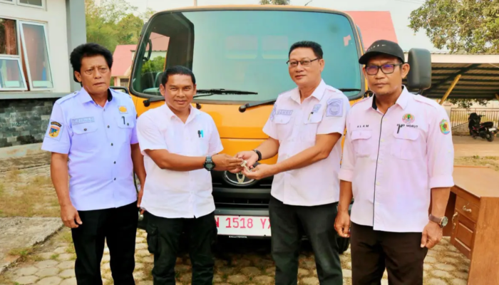 Bank Sulteng Salurkan CSR Dua Truk Sampah untuk Kecamatan Lembo