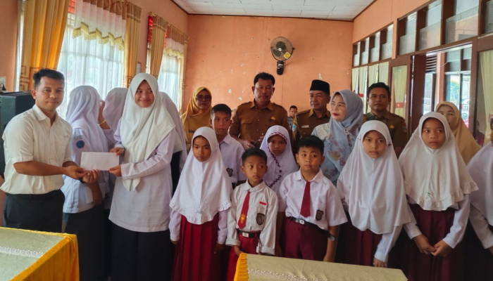 13 Siswa Berprestasi Terima Bantuan CSR dari Wilmar Group