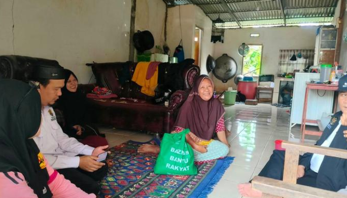 BAZNAS Provinsi Bengkulu Salurkan Bantuan Paket Sembako Kepada Ibu Aminah di Selebar