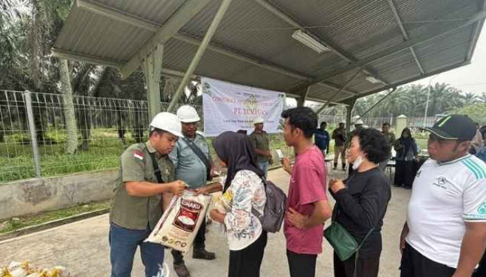 PT Tumpuan Salurkan 200 Paket Sembako untuk Warga Desa Petani, Bengkalis