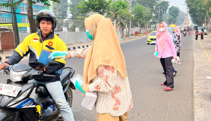 WKS Salurkan 15 Ribu Liter Air Bersih dan Masker untuk Warga Jambi