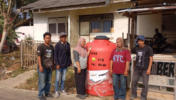 PWI dan PTK Menyalurkan Bantuan Tandon Air di 4 Kecamatan di Kotabaru