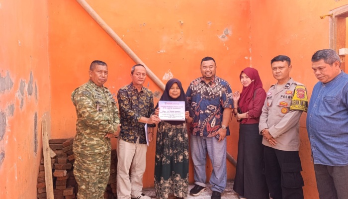 Wakil Rakyat Ikhtiarkan Bantuan bagi Korban Rumah Ambruk, BPR Garut Salurkan CSR Rp2,5 Juta