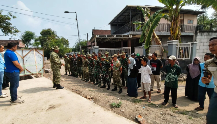 Kodim 0815 Mojokerto dan FIF Group Gotong Royong Rawat Mushola Al Hidayah serta Salurkan Bantuan CSR