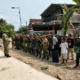 Kodim 0815 Mojokerto dan FIF Group Gotong Royong Rawat Mushola Al Hidayah serta Salurkan Bantuan CSR